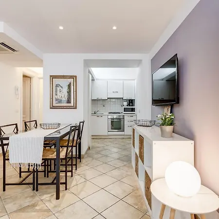 Spacious Loft In The Heart Of アパート