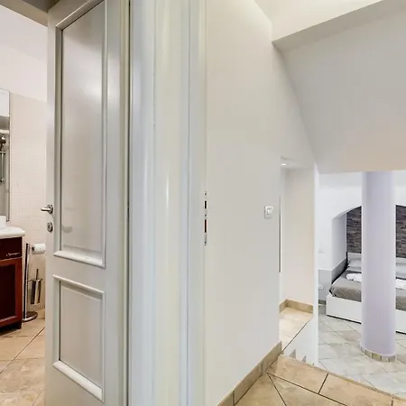 Spacious Loft In The Heart Of